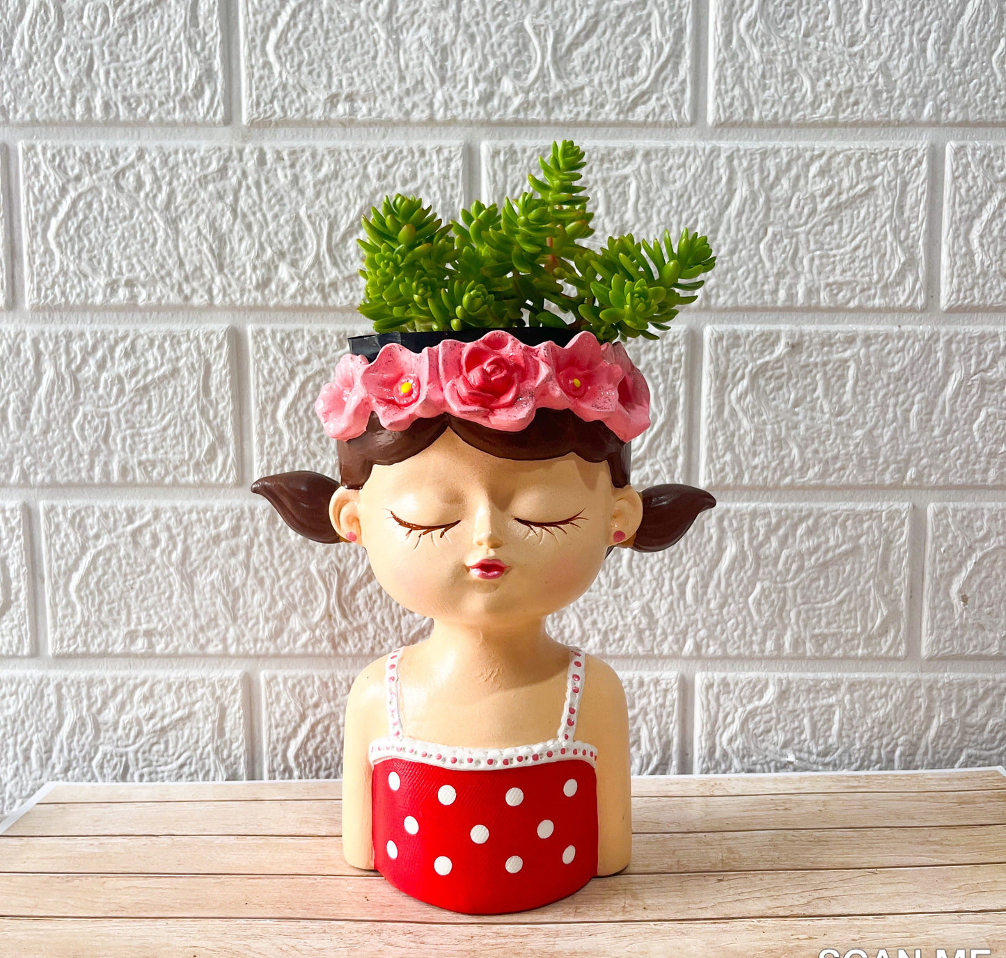 Niña soñadora colitas ropa roja